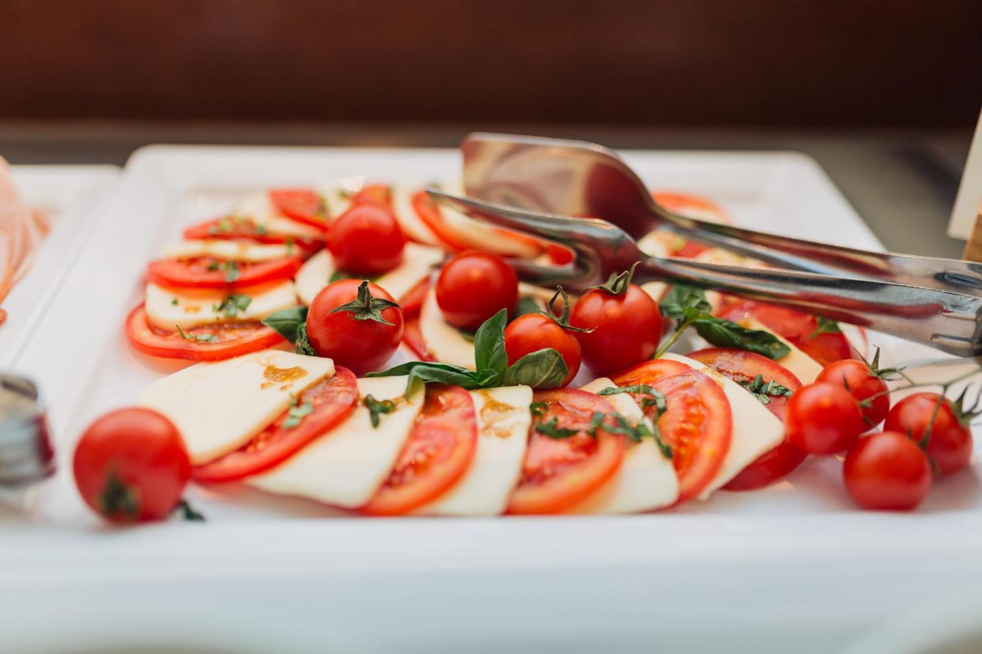 Doubletree By Hilton Hotel Cluj - City Plaza Exterior photo Caprese salad
