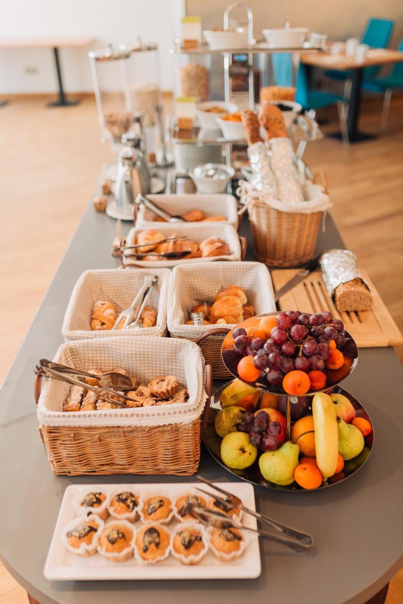 Doubletree By Hilton Hotel Cluj - City Plaza Exterior photo A buffet of fruit and pastries
