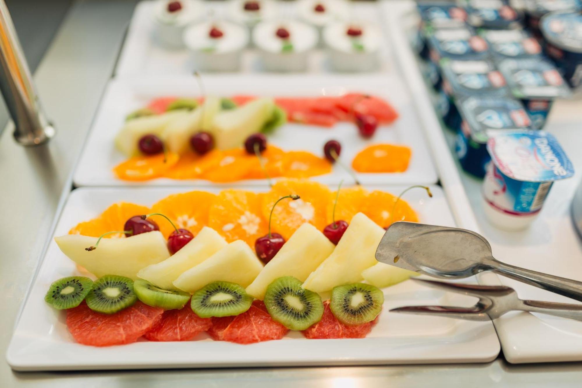 Doubletree By Hilton Hotel Cluj - City Plaza Exterior photo Fruit salad