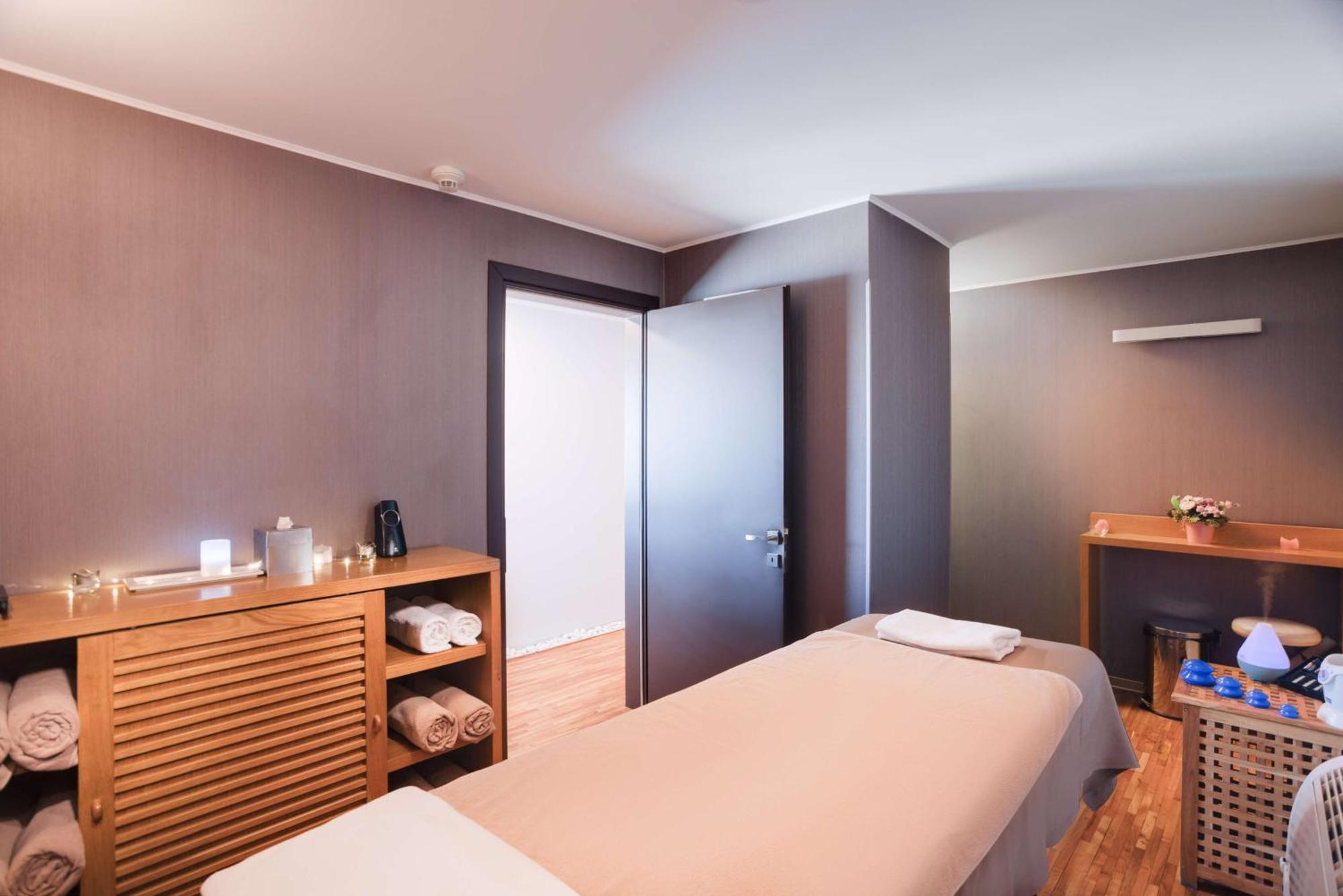 Doubletree By Hilton Hotel Cluj - City Plaza Exterior photo A treatment room at a spa