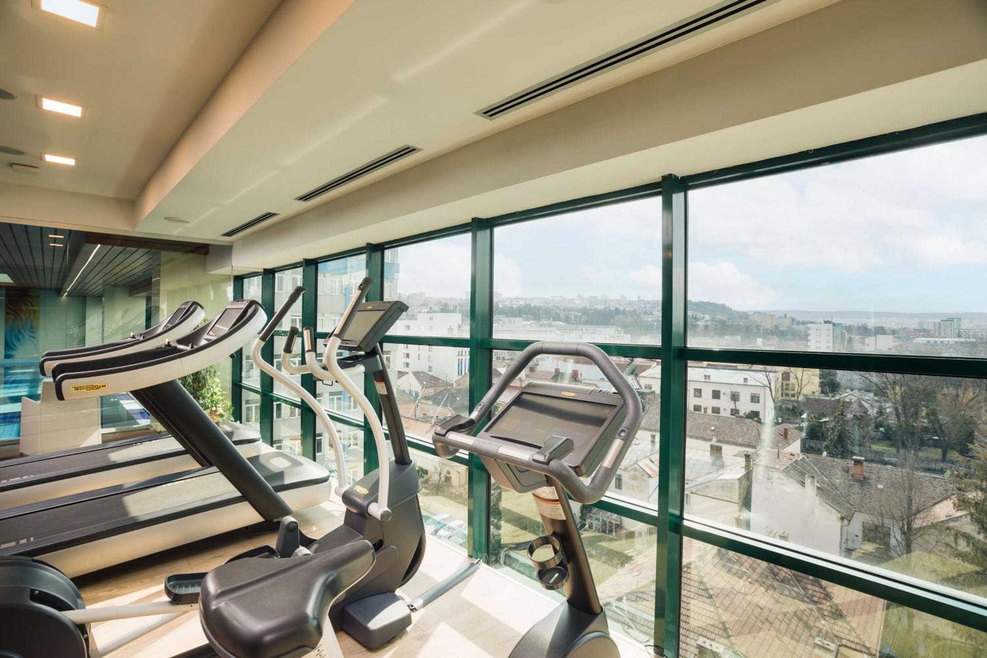 Doubletree By Hilton Hotel Cluj - City Plaza Exterior photo The gym at the hotel