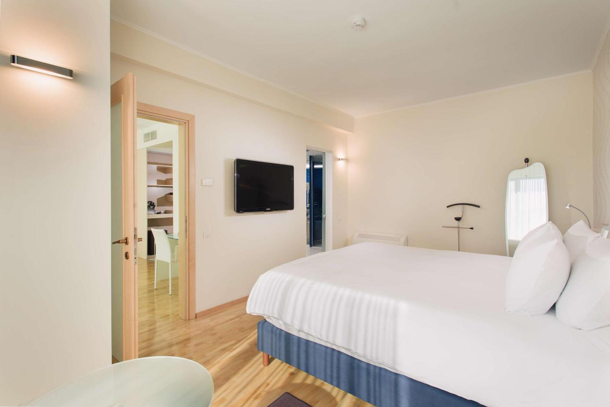 Doubletree By Hilton Hotel Cluj - City Plaza Exterior photo A typical room at the hotel