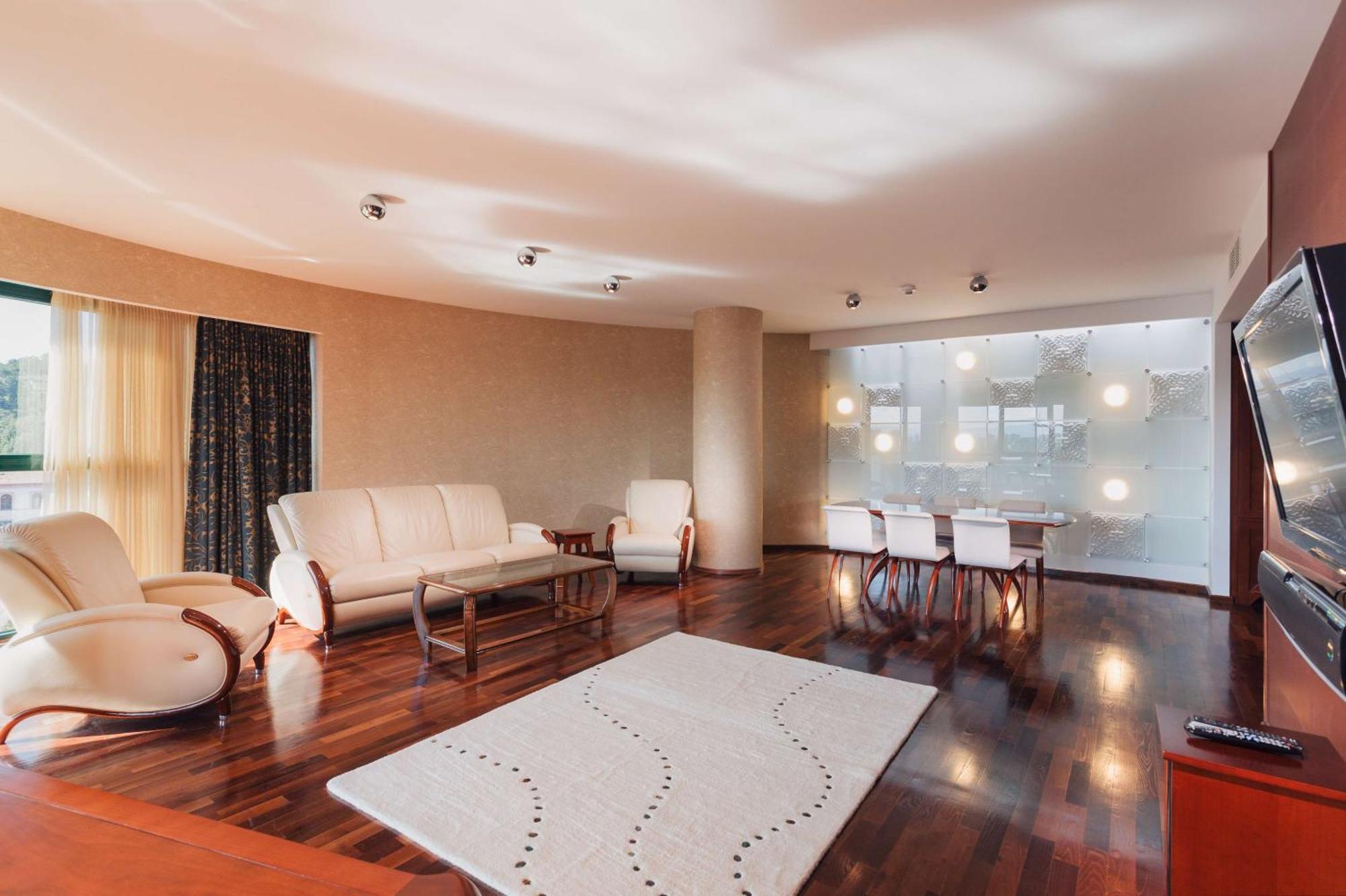 Doubletree By Hilton Hotel Cluj - City Plaza Exterior photo A living room with a carpet