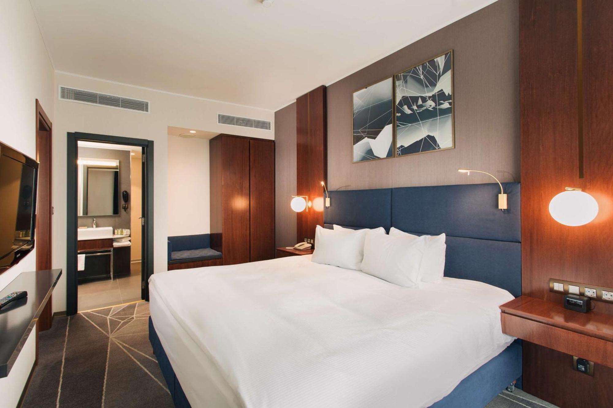 Doubletree By Hilton Hotel Cluj - City Plaza Exterior photo A bedroom at the hotel