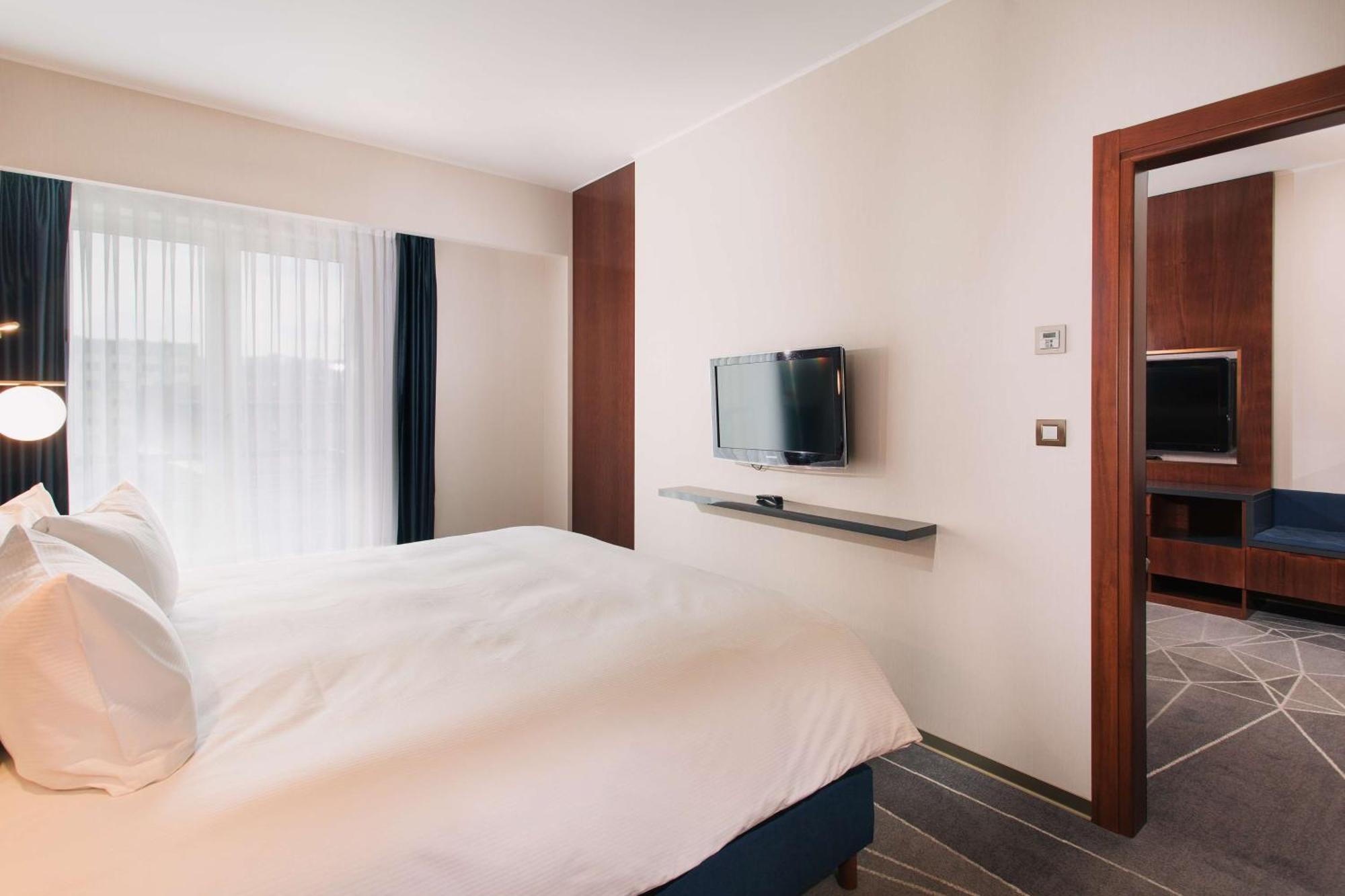 Doubletree By Hilton Hotel Cluj - City Plaza Exterior photo A room at the hotel