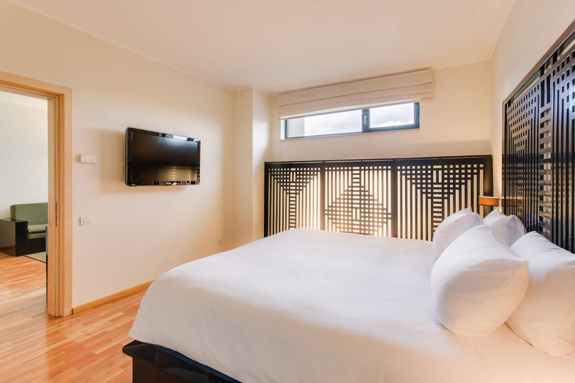 Doubletree By Hilton Hotel Cluj - City Plaza Exterior photo A bedroom at the hotel