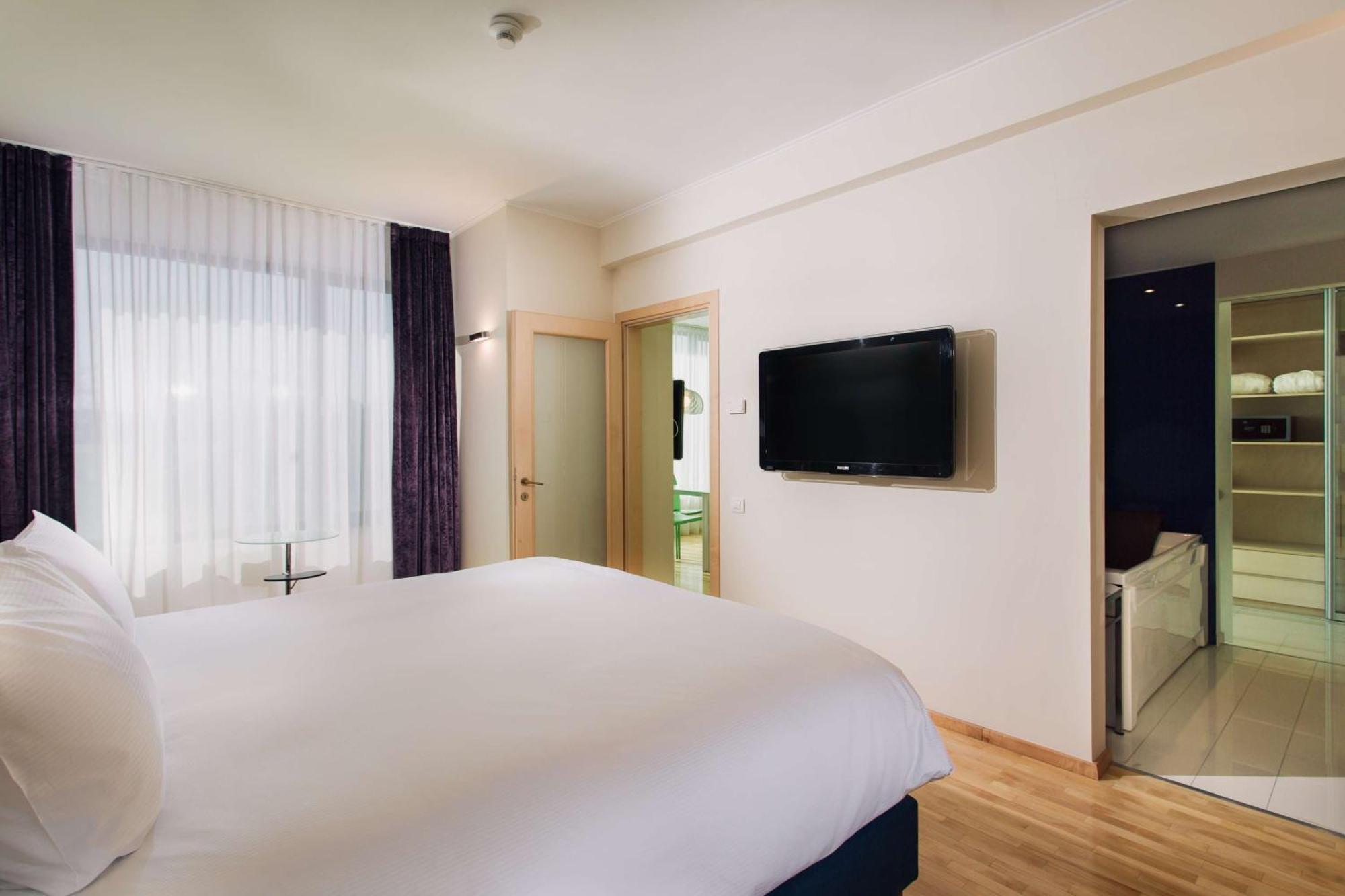 Doubletree By Hilton Hotel Cluj - City Plaza Exterior photo A typical room at the hotel