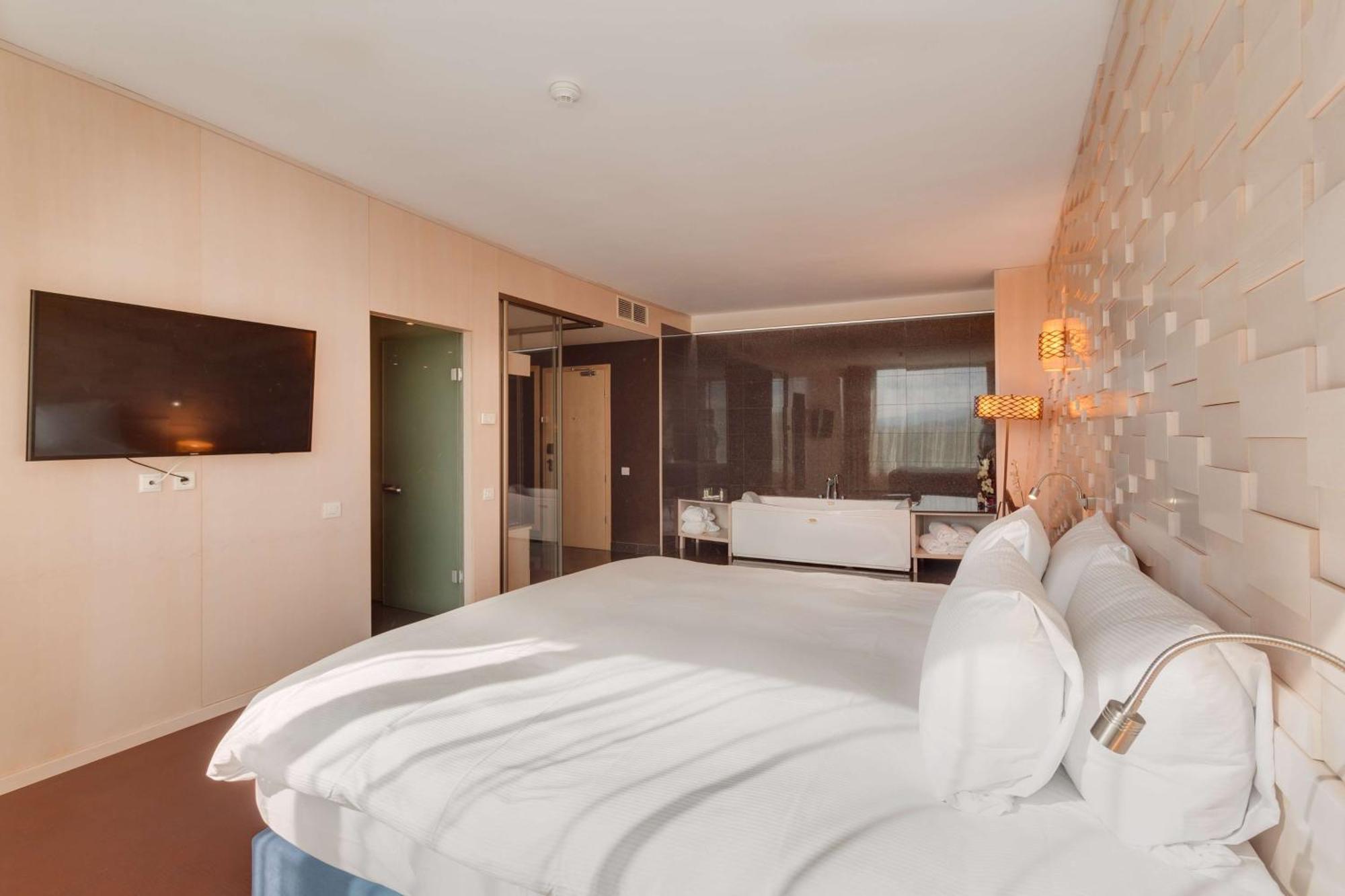 Doubletree By Hilton Hotel Cluj - City Plaza Exterior photo A room at the hotel