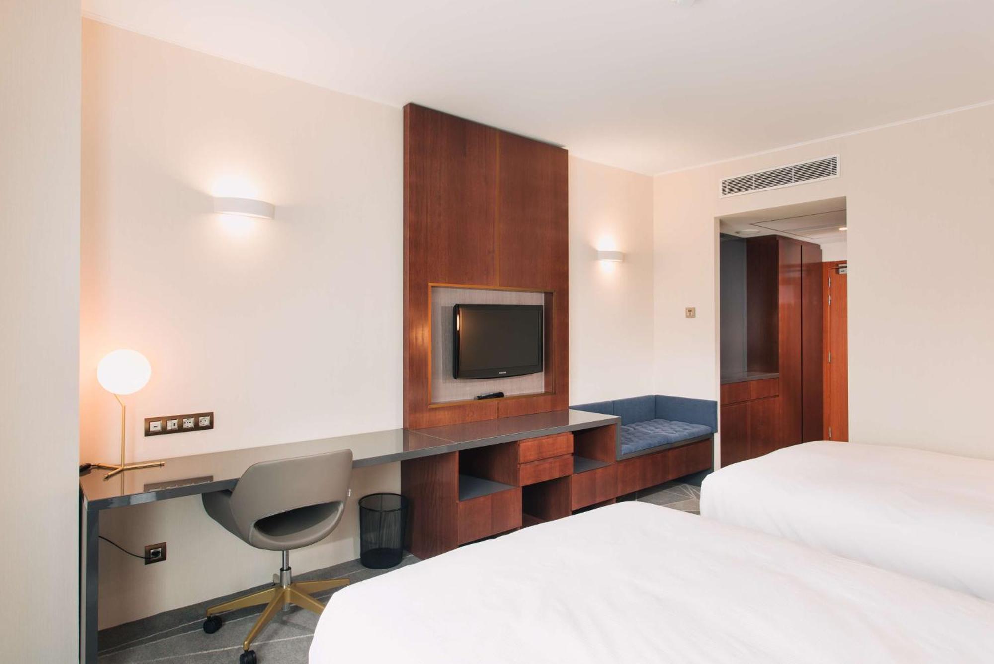 Doubletree By Hilton Hotel Cluj - City Plaza Exterior photo A typical room at the hotel