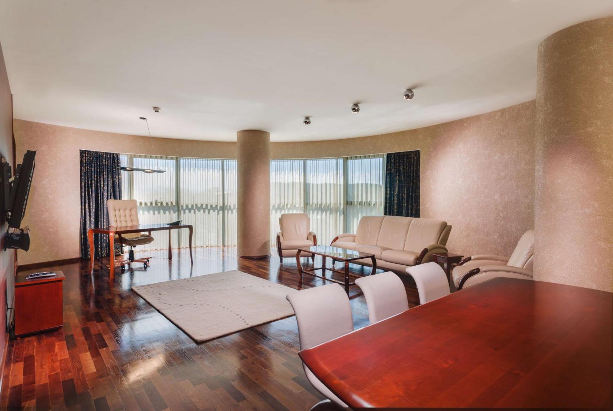 Doubletree By Hilton Hotel Cluj - City Plaza Exterior photo A living room at the Ritz-Carlton, San Francisco