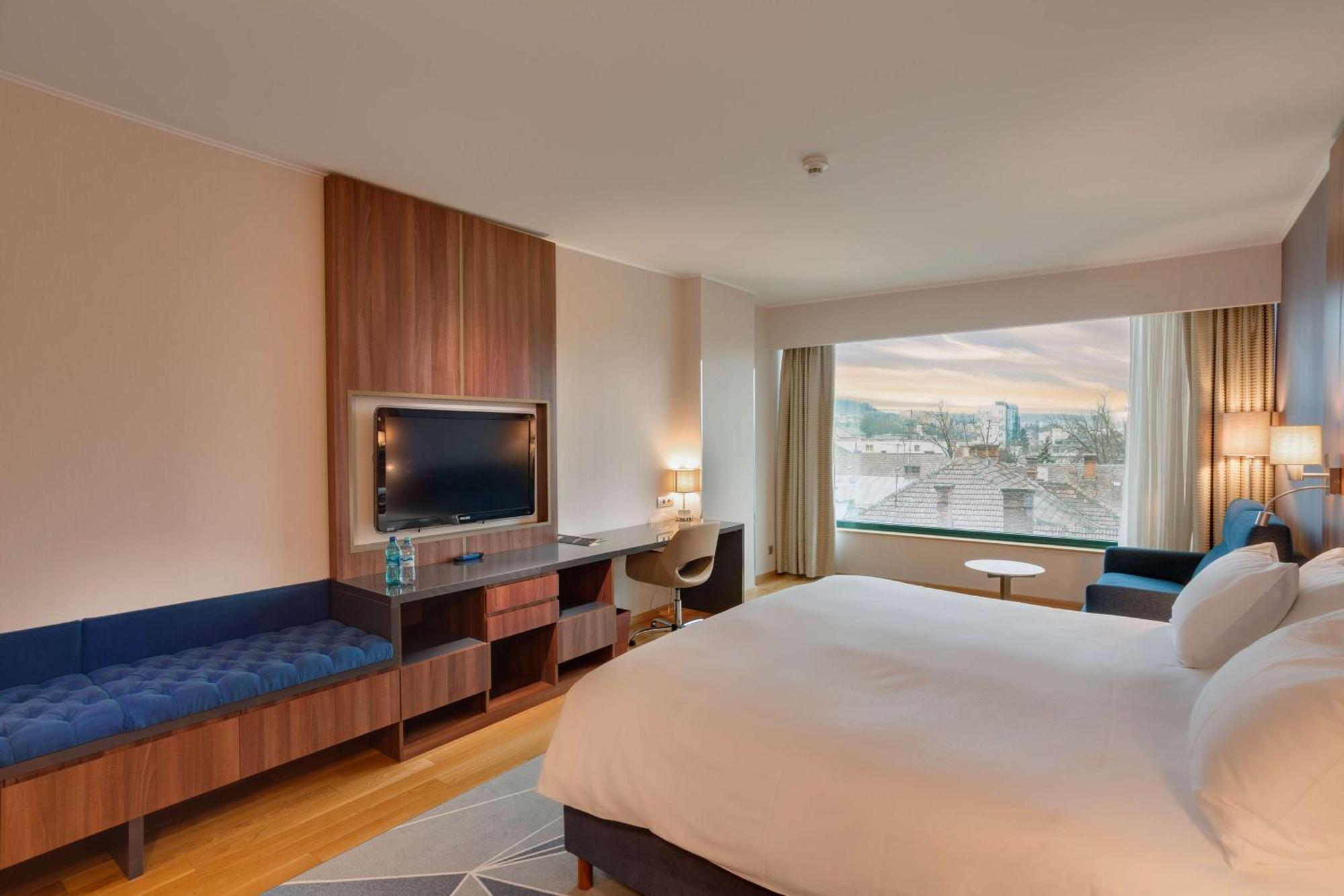 Doubletree By Hilton Hotel Cluj - City Plaza Exterior photo Deluxe room