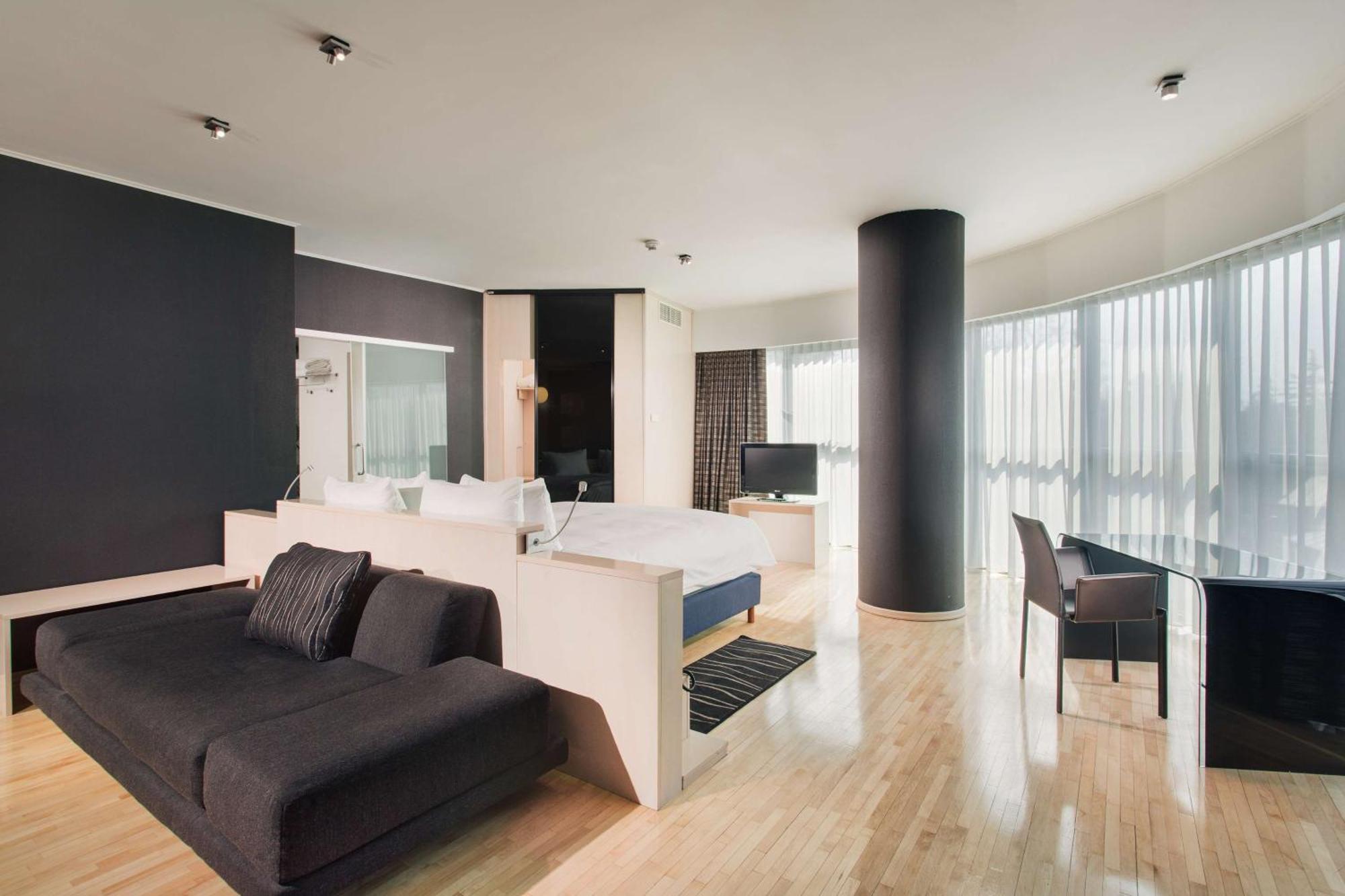 Doubletree By Hilton Hotel Cluj - City Plaza Exterior photo A suite at the hotel