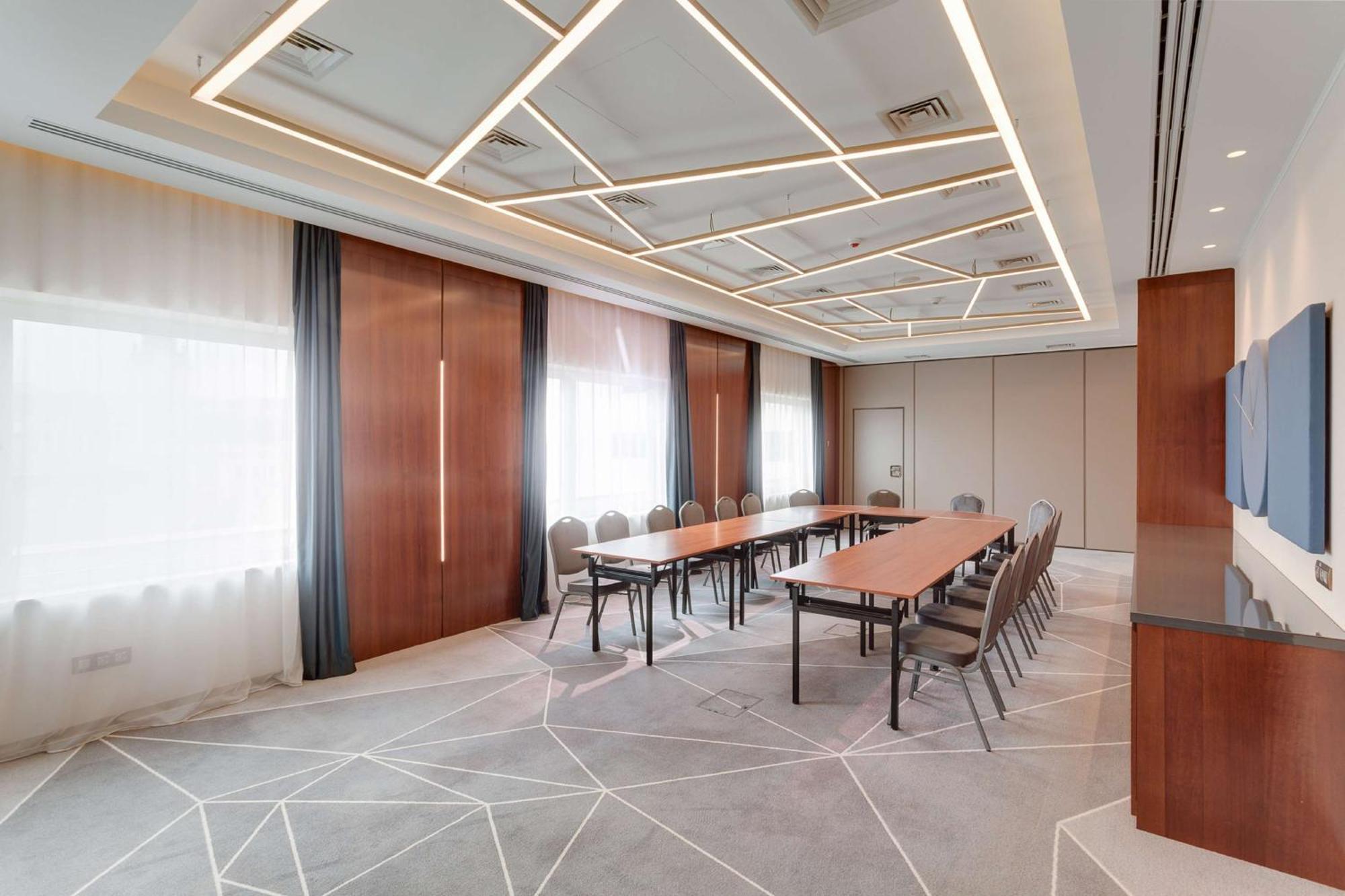 Doubletree By Hilton Hotel Cluj - City Plaza Exterior photo Meeting room