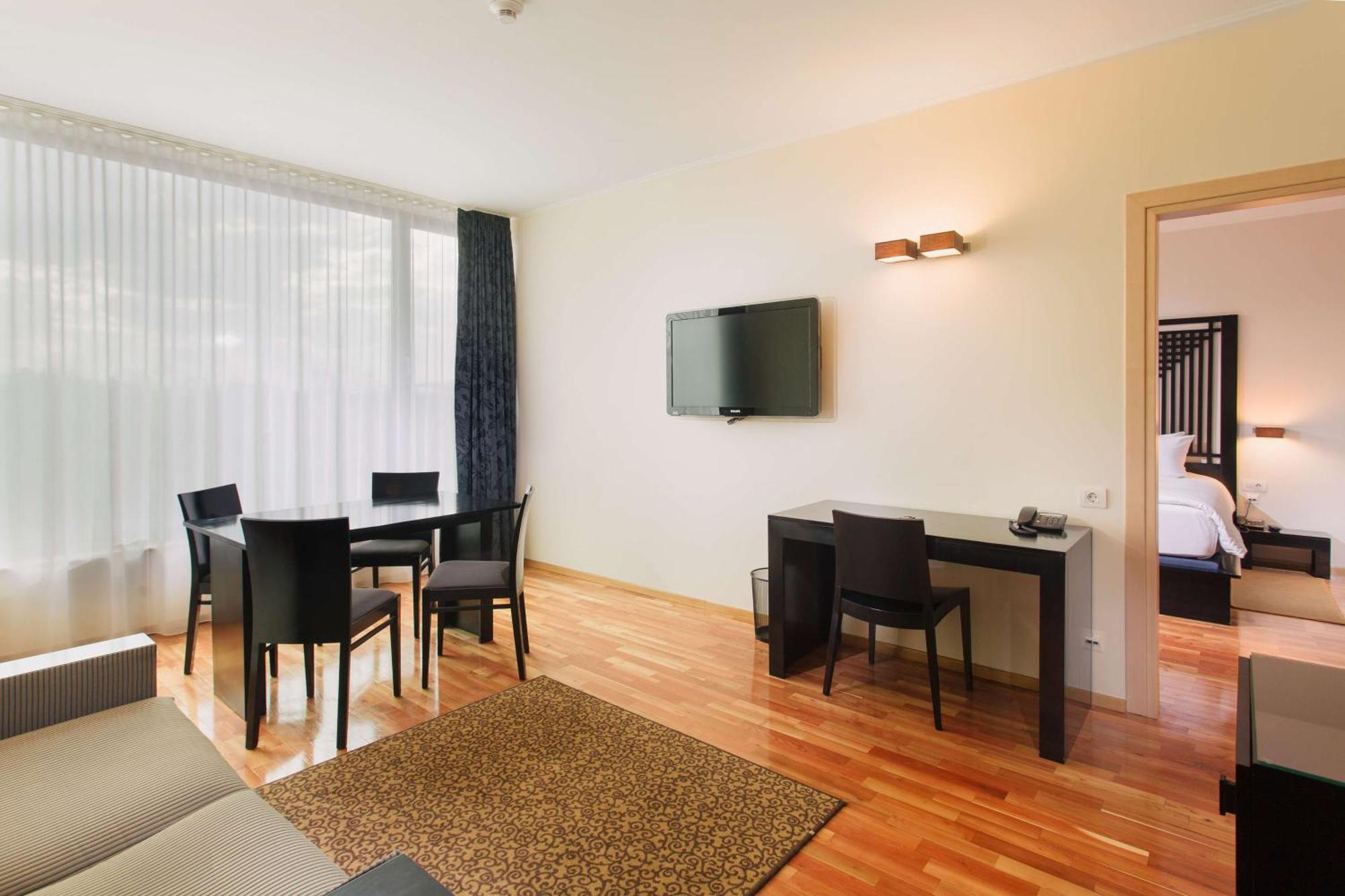 Doubletree By Hilton Hotel Cluj - City Plaza Exterior photo A suite at the hotel