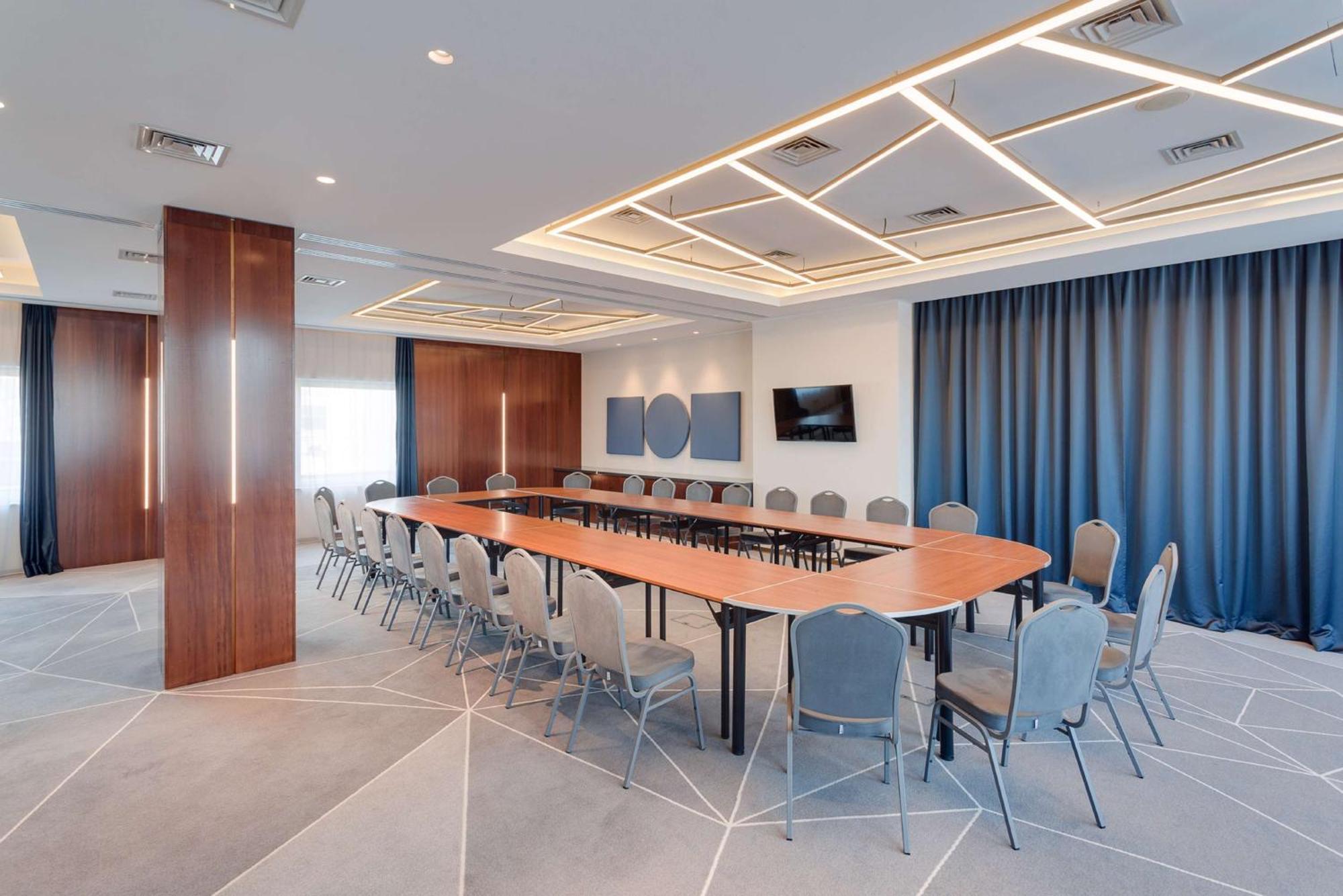 Doubletree By Hilton Hotel Cluj - City Plaza Exterior photo Meeting room