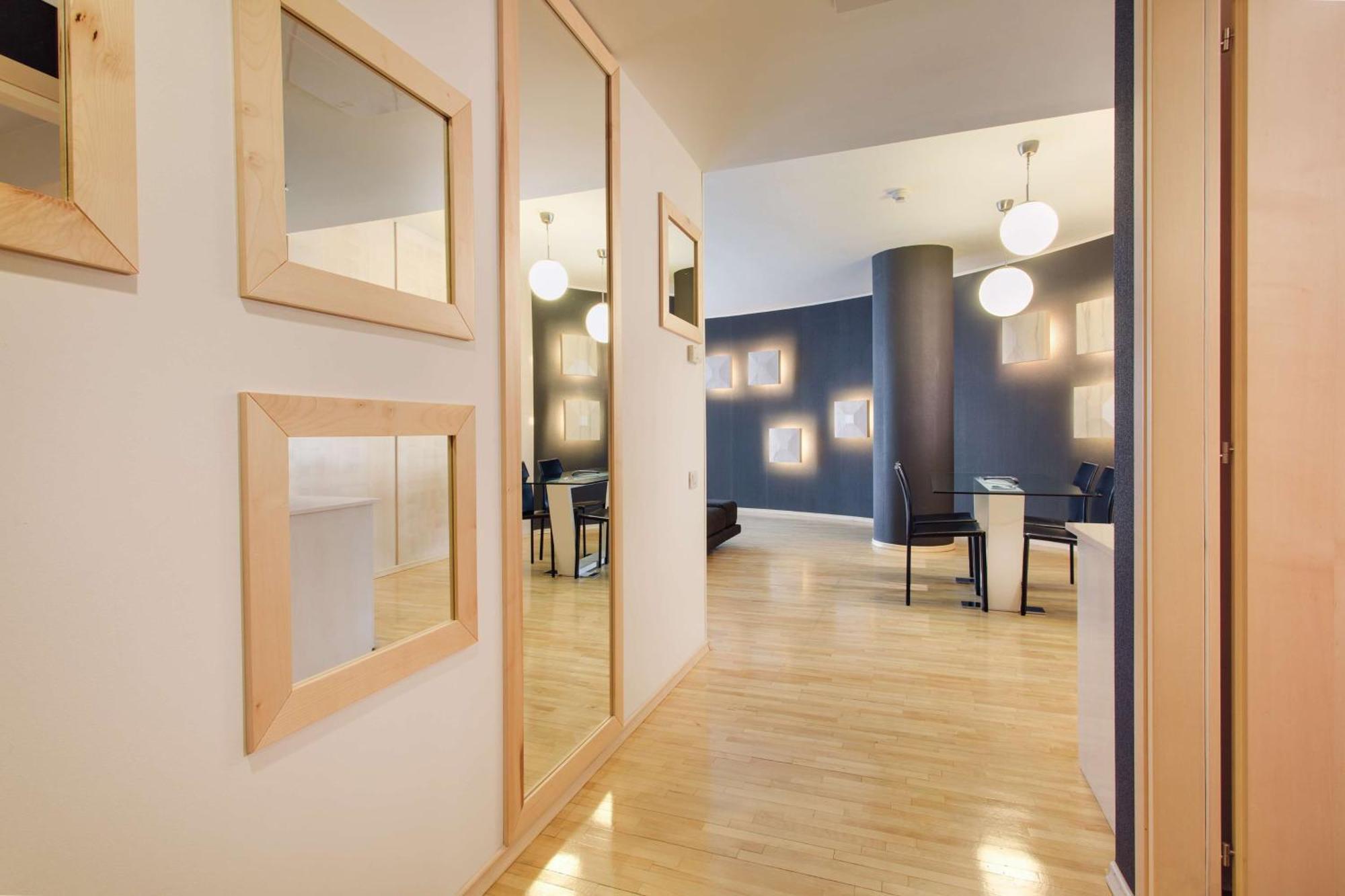 Doubletree By Hilton Hotel Cluj - City Plaza Exterior photo A mirror in a home