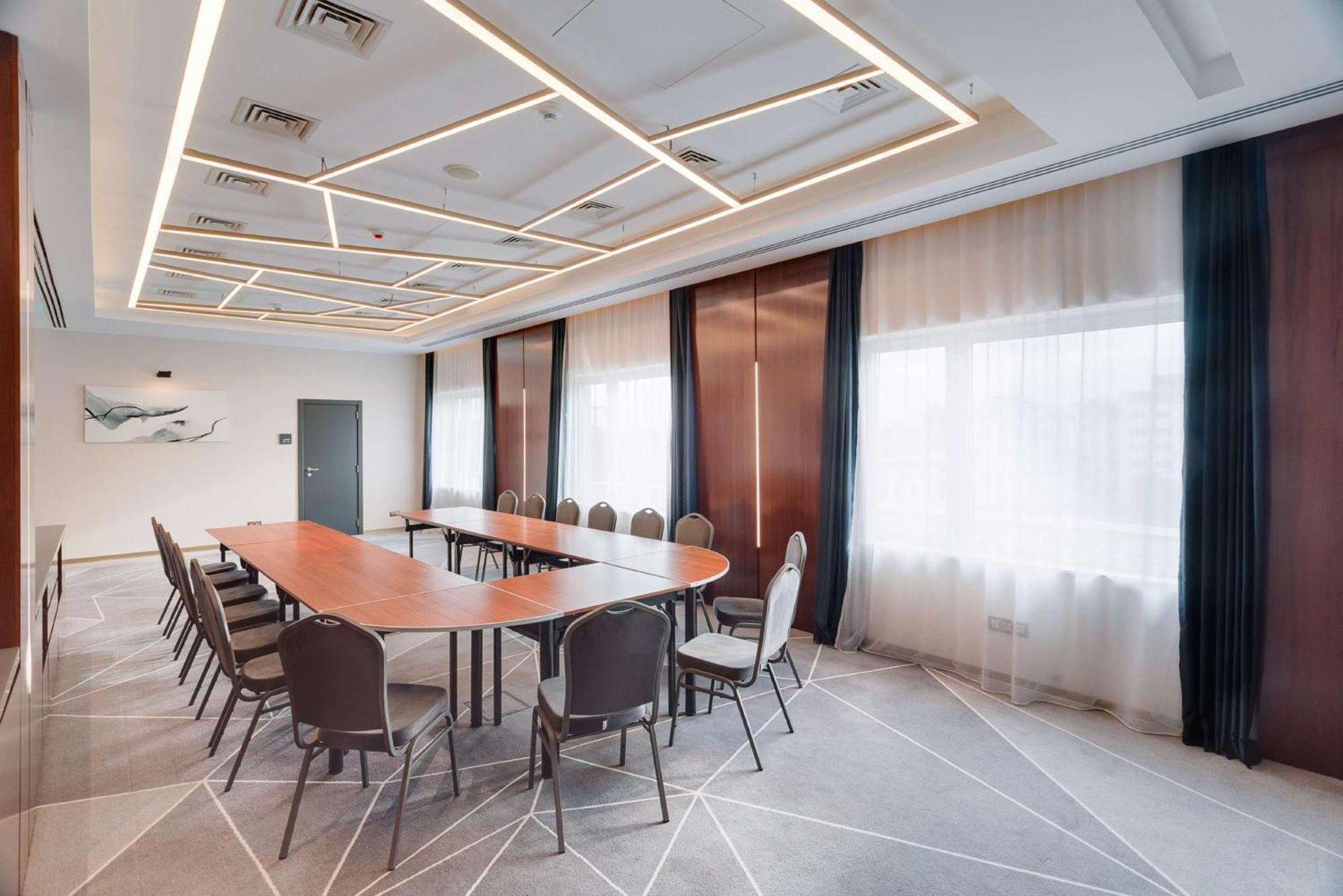 Doubletree By Hilton Hotel Cluj - City Plaza Exterior photo Meeting room