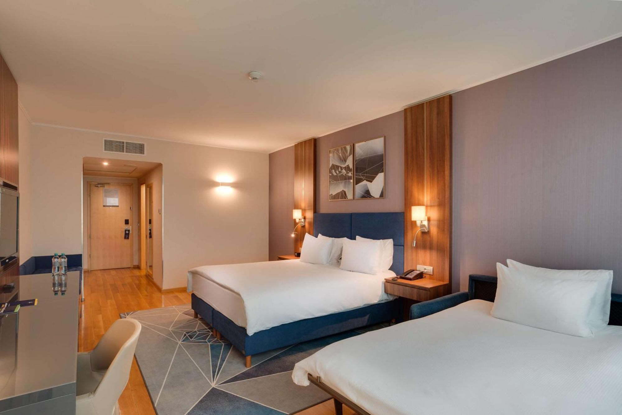 Doubletree By Hilton Hotel Cluj - City Plaza Exterior photo A room at the Hilton Prague