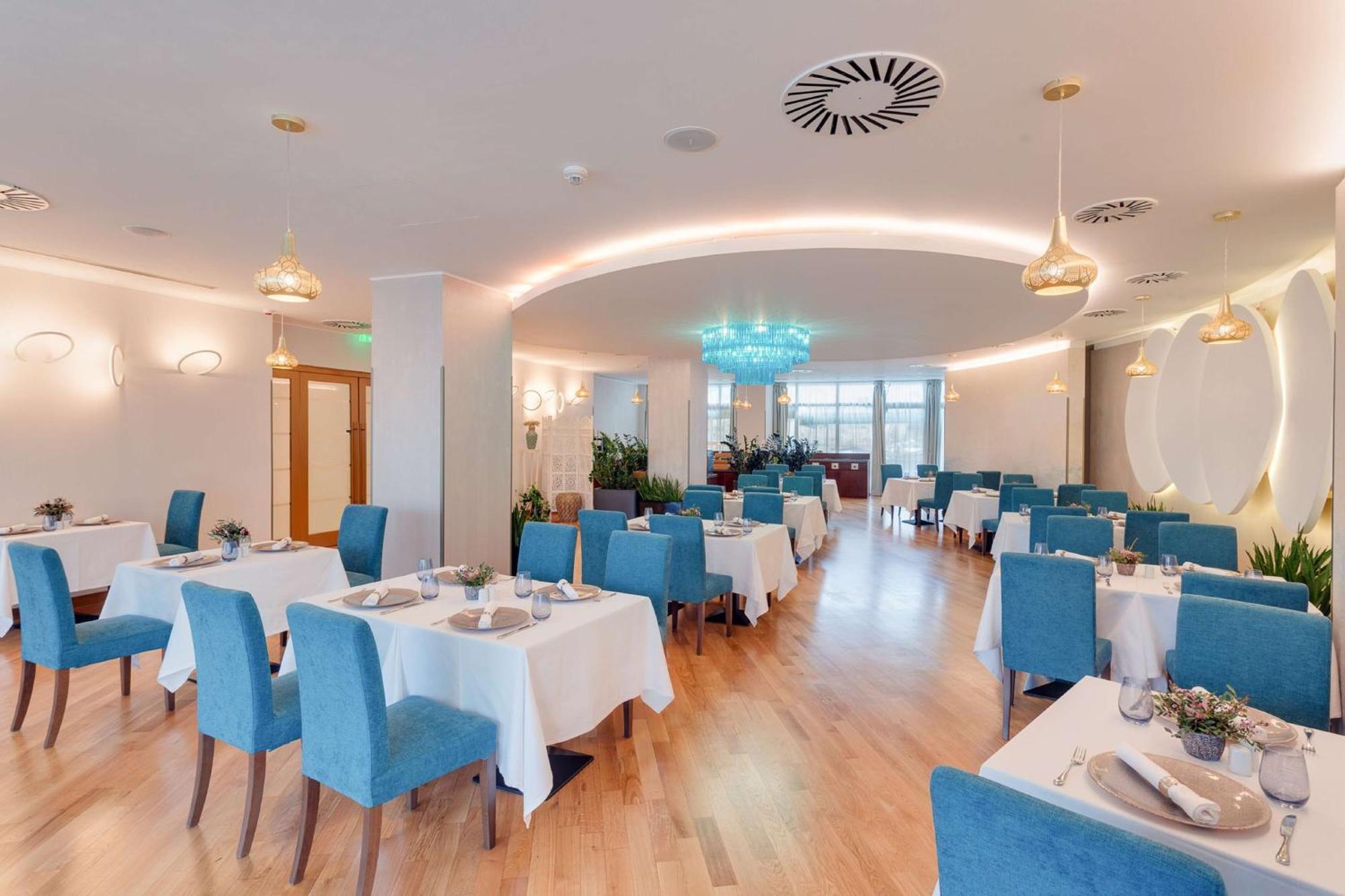 Doubletree By Hilton Hotel Cluj - City Plaza Exterior photo Restaurant