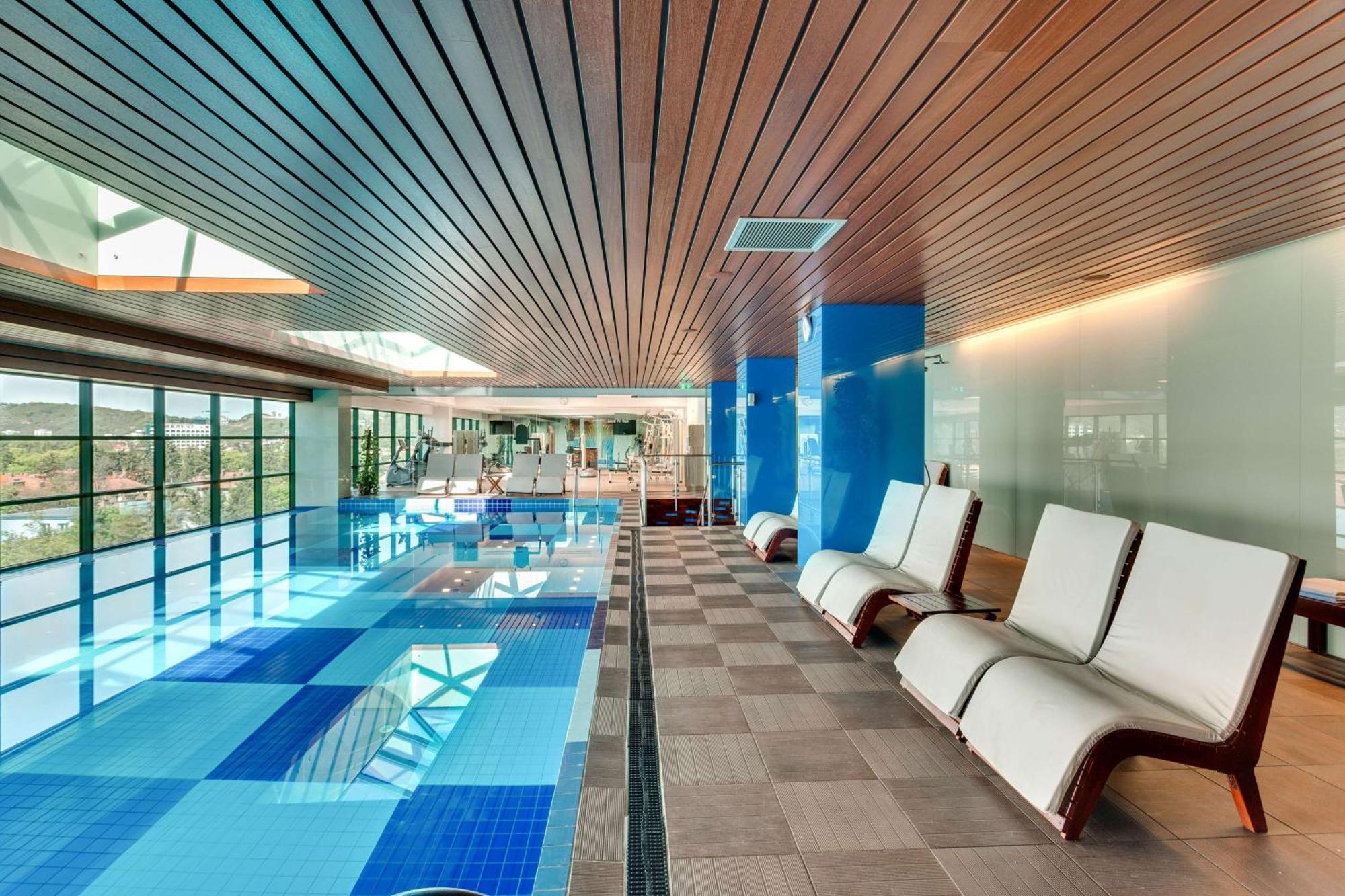 Doubletree By Hilton Hotel Cluj - City Plaza Exterior photo The pool at the 1018