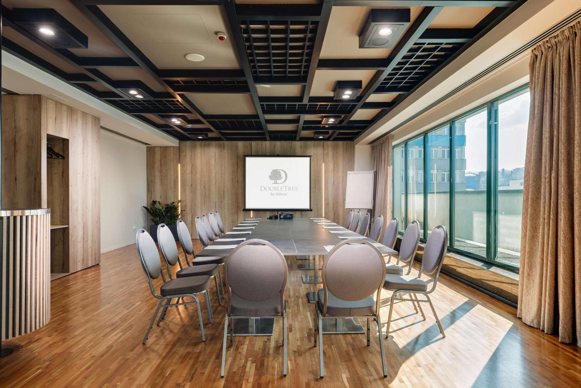 Doubletree By Hilton Hotel Cluj - City Plaza Exterior photo Meeting room